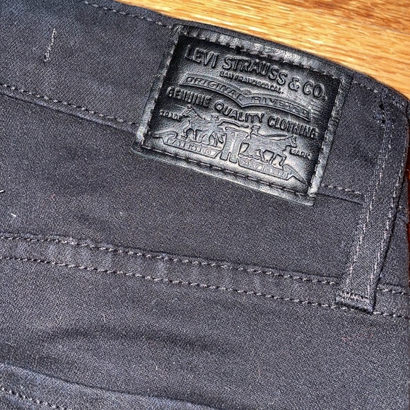 🥳HOST PICK🥳 Levis Black High Rise Skinny Jeans - Picture 4 of 8